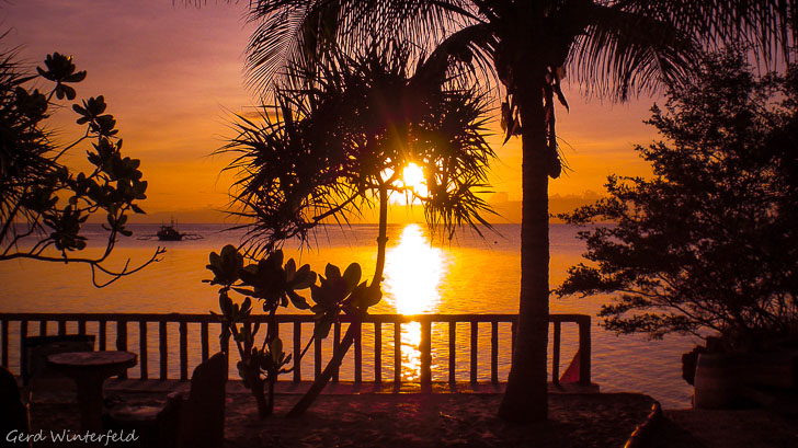 Sonnenuntergang auf Cabilao, vor dem La Estrella Beach Resort