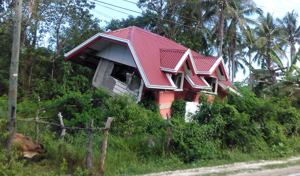 Eingestürztes HAus nach Erdbeben, Loon, Bohol